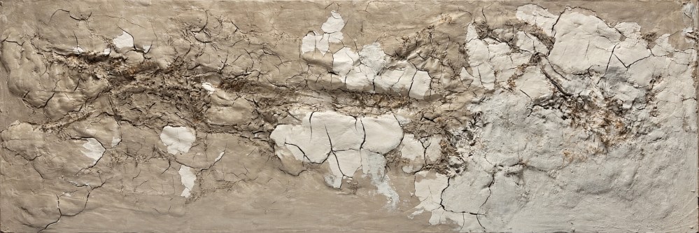Ferita, argilla chamottata bianca, rete di ferro, leganti acrilici su tavola di legno, 90 × 120 cm, 2026